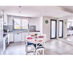 Apartamento moderno cerca del mar