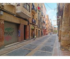 Local comercial en C/ Mercería junto a la Catedral, Casco antiguo de Tarragona.