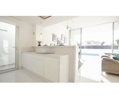 INCREÍBLE VILLA INDEPENDIENTE CON 400M2 DE PARCELA +SOLARIUM EN TORREVIEJA.
