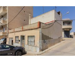 CASA EN PLANTA BAJA Y ESQUINA EN REDOVÁN.