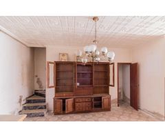 CASA EN PLANTA BAJA Y ESQUINA EN REDOVÁN.