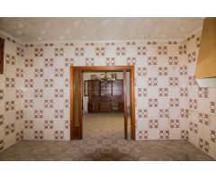 CASA EN PLANTA BAJA Y ESQUINA EN REDOVÁN.