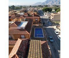 AMPLIO ADOSADO EN ESQUINA CON SOLÁRIUM Y PISCINA COMUNITARIA EN REDOVÁN.