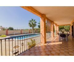 IMPRESIONANTE CHALET CON PISCINA Y AMPLIO JARDÍN.