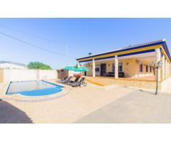 VILLA DE LUJO CON PISCINA PRIVADA Y PARCELA DE 3.100M2 EN REDOVÁN.