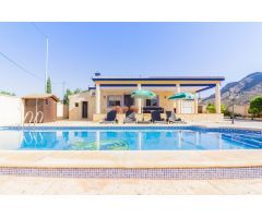 VILLA DE LUJO CON PISCINA PRIVADA Y PARCELA DE 3.100M2 EN REDOVÁN.