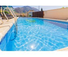 VILLA DE LUJO CON PISCINA PRIVADA Y PARCELA DE 3.100M2 EN REDOVÁN.