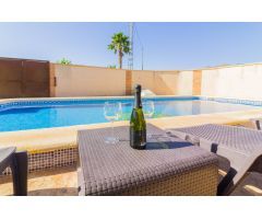 VILLA DE LUJO CON PISCINA PRIVADA Y PARCELA DE 3.100M2 EN REDOVÁN.