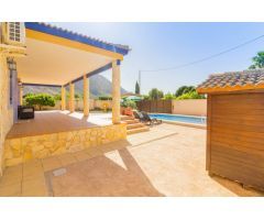 VILLA DE LUJO CON PISCINA PRIVADA Y PARCELA DE 3.100M2 EN REDOVÁN.