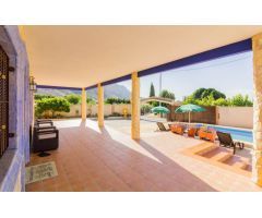 VILLA DE LUJO CON PISCINA PRIVADA Y PARCELA DE 3.100M2 EN REDOVÁN.