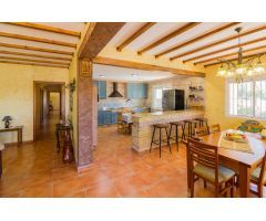 VILLA DE LUJO CON PISCINA PRIVADA Y PARCELA DE 3.100M2 EN REDOVÁN.