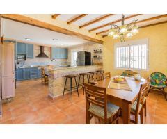 VILLA DE LUJO CON PISCINA PRIVADA Y PARCELA DE 3.100M2 EN REDOVÁN.