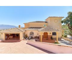 Villa espléndida de 6 dormitorios y 5 baños en La Mairena, Marbella-Ojén