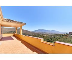 Villa espléndida de 6 dormitorios y 5 baños en La Mairena, Marbella-Ojén