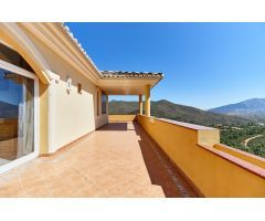 Villa espléndida de 6 dormitorios y 5 baños en La Mairena, Marbella-Ojén