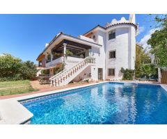 Gran villa en el centro de Marbella, perfecta ubicación, 8 dormitorios y jardín con piscina privada