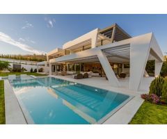 Villa de 6 dormitorios y 8 baños en Nueva Andalucía, Marbella. Obra Nueva