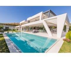 Villa de 6 dormitorios y 8 baños en Nueva Andalucía, Marbella. Obra Nueva