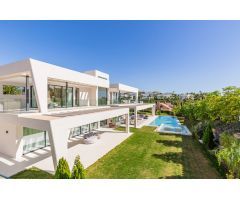 Villa de 6 dormitorios y 8 baños en Nueva Andalucía, Marbella. Obra Nueva