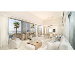 Villa de 4 dormitorios, 3 baños al pié de Espectacular Playa de Estepona. Obra Nueva