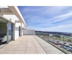 Ático de 2 dormitorios y 2 baños con espectaculares vistas al Mar y Campo de Golf. Obra Nueva