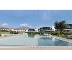 Villa Pareada de 3 dormitorios y 3 baños con jardín y sótano. Estepona