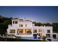 Villa de lujo de 5 dormitorios y 5 baños en Altos de los Monteros, Marbella