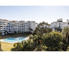 Encantador apartamento planta baja de 3 dormitorios junto a la playa de Puerto Banus, Marbella