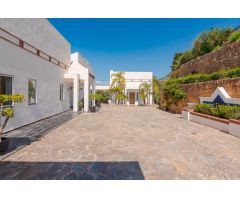 Villa de 5 dormitorios y 5 baños con vistas al mar y montaña. La Alquería, Mijas