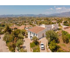 Villa de 5 dormitorios y 5 baños con vistas al mar y montaña. La Alquería, Mijas