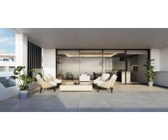 Ático dúplex de 4 dormitorios, 3 baños y vistas al mar en Estepona