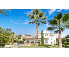 Villa de lujo de 4 dormitorios y 5 baños en Elviria, Marbella