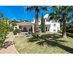 Villa de lujo de 4 dormitorios y 5 baños en Elviria, Marbella