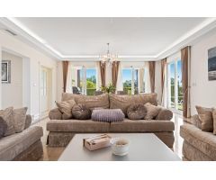 Villa de lujo de 4 dormitorios y 5 baños en Elviria, Marbella