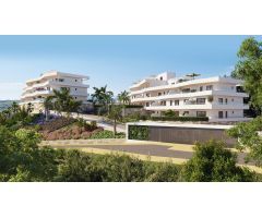 Apartamento Planta primera de 3 dormitorios, 2 baños, terraza y jardín con vistas al Mar. Estepona