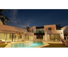 Villa de lujo de 4 dormitorios y 3 baños con vistas al Mar. Valle Romano golf, Estepona