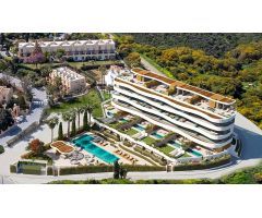 Apartamento planta baja de 2 dormitorios y 2 baños con jardín y piscina privada. Mijas Costa