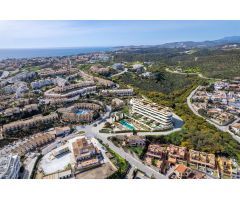 Apartamento planta baja de 2 dormitorios y 2 baños con jardín y piscina privada. Mijas Costa