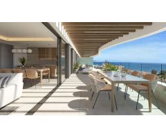 Apartamento planta baja de 2 dormitorios y 2 baños con jardín y piscina privada. Mijas Costa