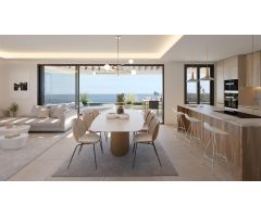 Apartamento planta baja de 2 dormitorios y 2 baños con jardín y piscina privada. Mijas Costa