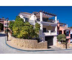 Adosado esquina reformado de 4 dormitorios y 3 baños en Nueva Andalucía, Marbella