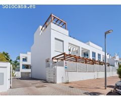 Adosado esquina de 5 dormitorios, 3 baños, solarium y vistas al mar. Nueva Andalucía, Marbella