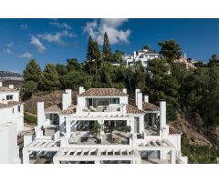 Ático dúplex de 3 dormitorios, solarium y vistas al mar en exclusiva urbanización. Marbella