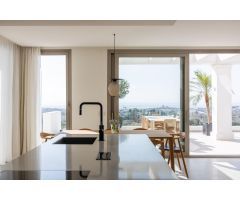 Ático dúplex de 3 dormitorios, solarium y vistas al mar en exclusiva urbanización. Marbella
