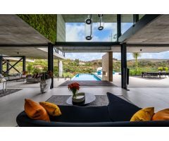 Villa de lujo de 5 dormitorios y 7 baños con vistas al Golf. Marbella Club Resort