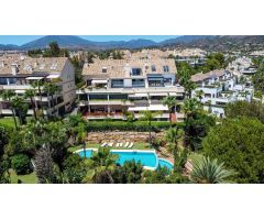 Ático dúplex reformado de 3 dormitorios, 3 baños con vistas al mar. Milla de Oro, Marbella