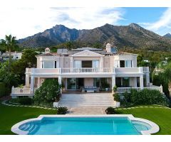 Villa de lujo de 6 dormitorios y 8 baños con vistas al mar. Cascada de Camoján, Marbella Norte