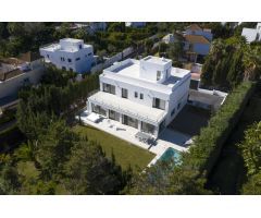 Villa de 5 dormitorios y 6 baños completamente renovada en Nueva Andalucía, Marbella