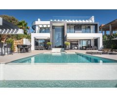 Villa de lujo de 6 dormitorios y 5 baños con vistas al golf y al mar. Valle Romano, Estepona