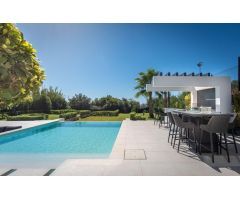 Villa de lujo de 6 dormitorios y 5 baños con vistas al golf y al mar. Valle Romano, Estepona